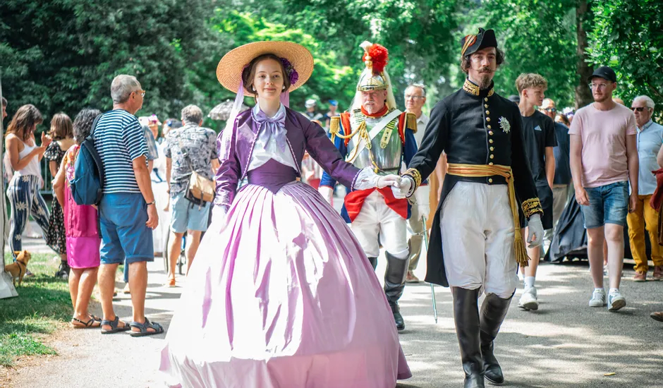 Couple de Carnet de Bals lors d'une sortie en costume historique