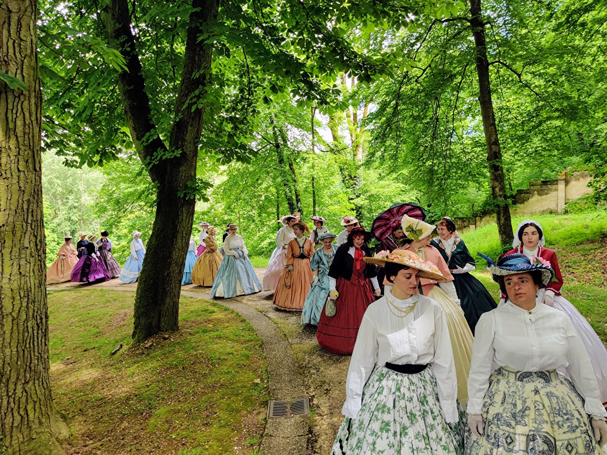 Cortège de Carnet de Bals dans un parc patrimonial