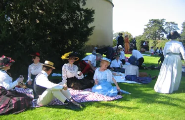 Septembre 2007 : Journée du patrimoine Bal public au château de Breteuil sur le thème de l'entente Franco-Russe 1894