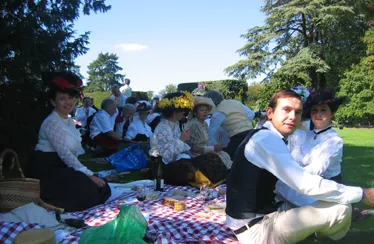 Septembre 2007 : Journée du patrimoine Bal public au château de Breteuil sur le thème de l'entente Franco-Russe 1894