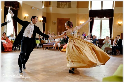 Un danseur et une danseuse aux bras ouverts, en mouvement dans le Quadrille Cancan