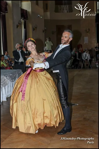 Olivia Wély et Jean-Guillaume Bart dansent ensemble en costume