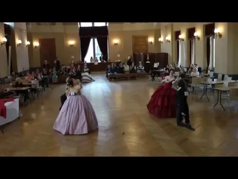 Des couples en costume présentent le Quadrille Cancan en 2015