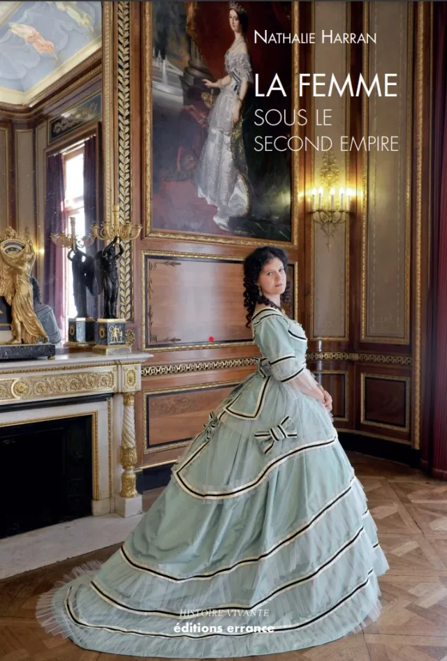 Couverture du livre La femme et la mode au Second Empire, avec une robe à crinoline