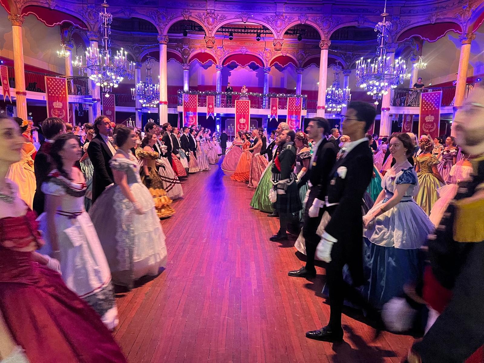 Danseurs en costumes face à face pendant L’Été, deuxième figure du quadrille français, au Grand Bal de Printemps du bicentenaire de l’Impératrice