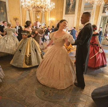 Couples en costumes dans les salons dorés du Palazzo Gangi