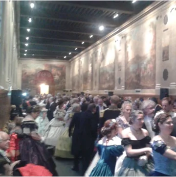 Participants en costumes réunis dans les salons des Invalides pour les 25 ans