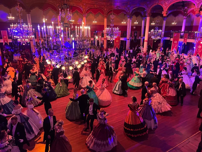 Vue d’ensemble des danseurs au Jubilé de l’Impératrice à la Salle Wagram