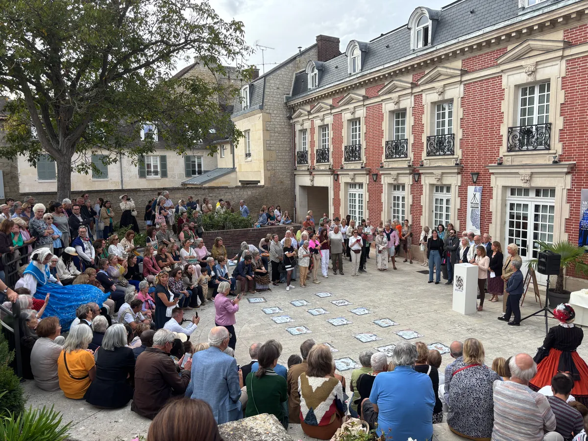 Public et participants en costumes réunis pour l’anniversaire du Musée de la Dentelle