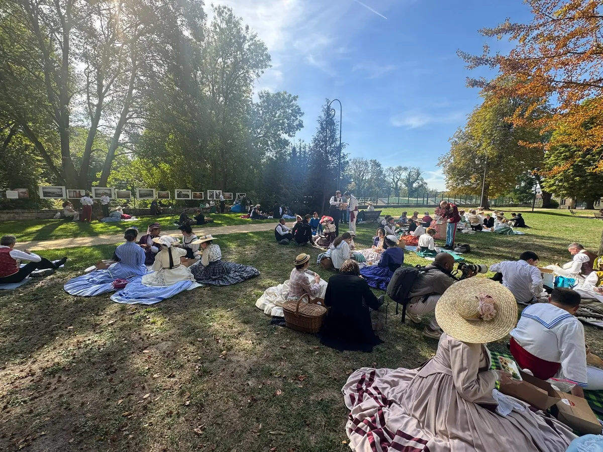 Membres de Carnet de Bals réunis pour un pique-nique en costumes dans un parc de Chantilly
