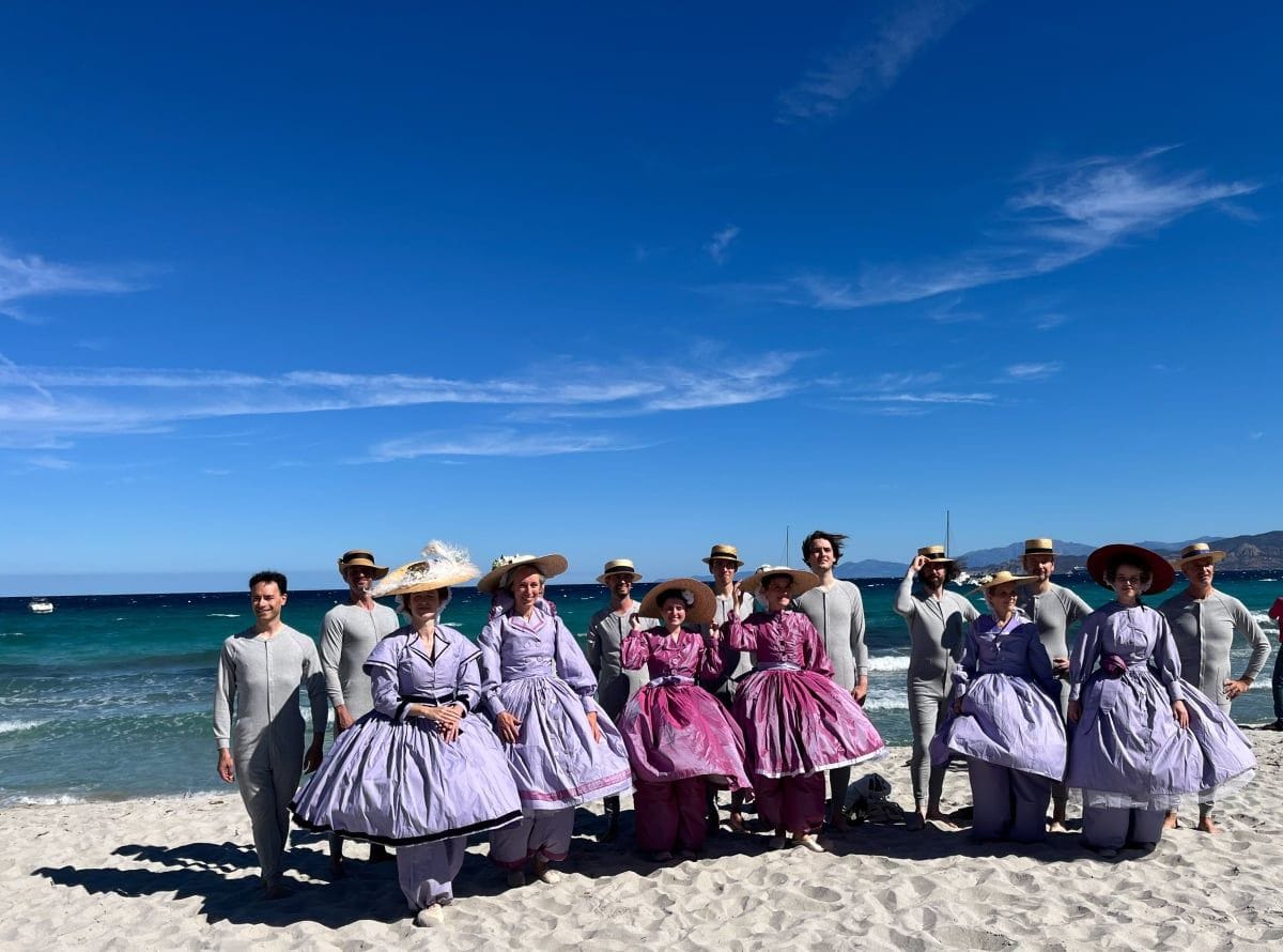 Le groupe en tenues historiques réuni sur la plage Napoléon à L’Île-Rousse