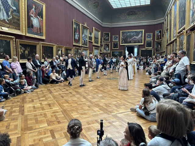 Démonstration de danse historique devant le public au Château de Chantilly