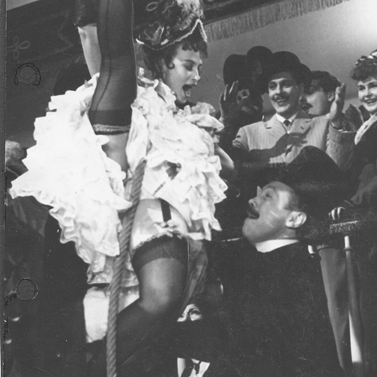 Michelle Nadal en danseuse de cancan, la jambe levée, dans le film de Jean Renoir