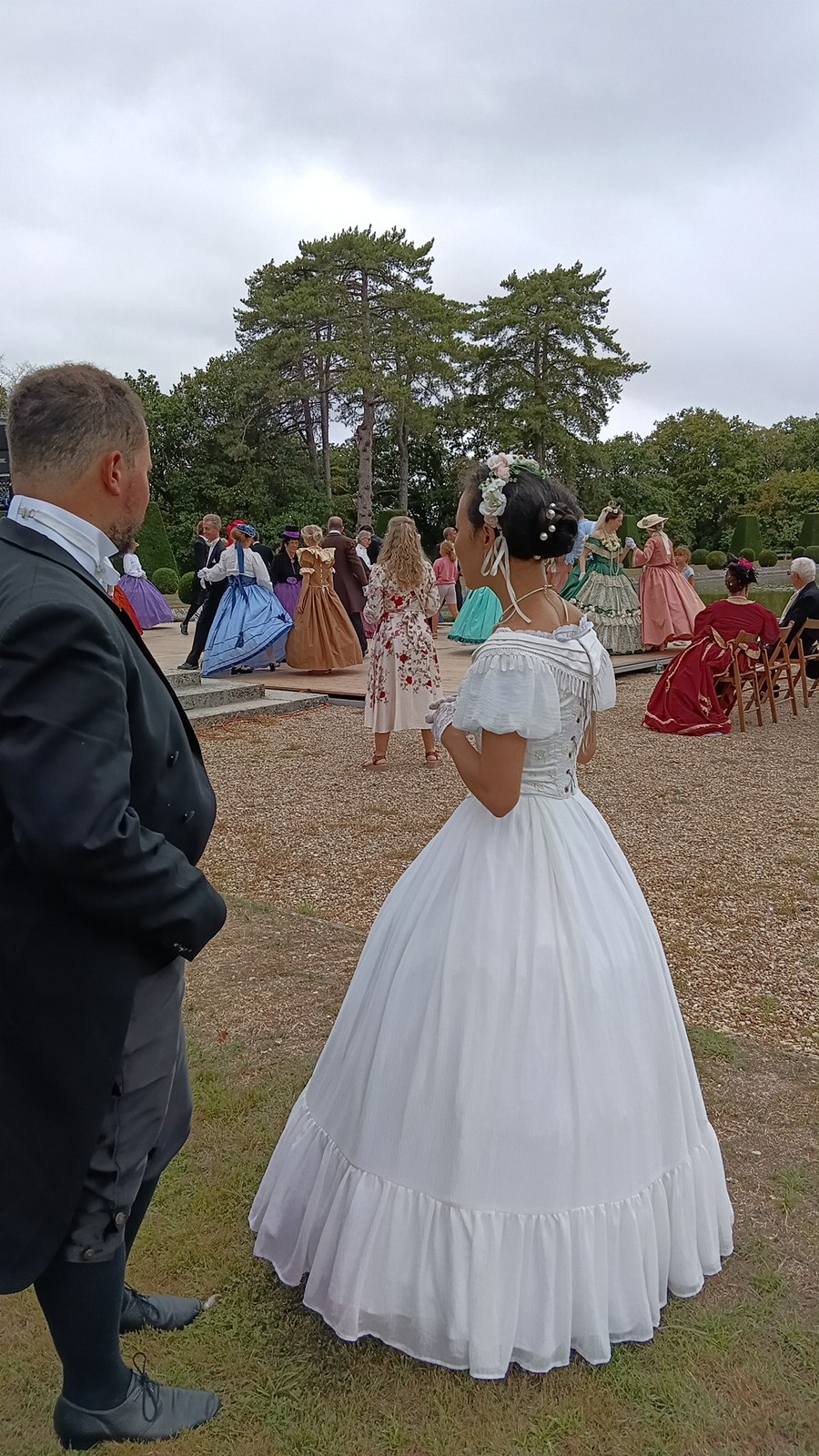 Danseurs en costumes Second Empire et visiteurs réunis autour du parquet dans les jardins du Château de Breteuil
