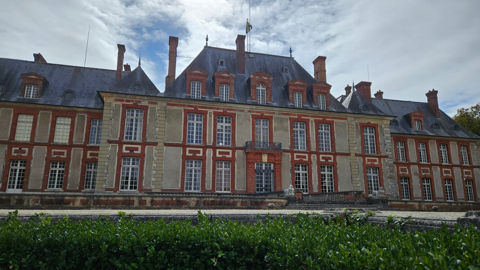 Façade de brique et de pierre du Château de Breteuil, vue depuis les jardins