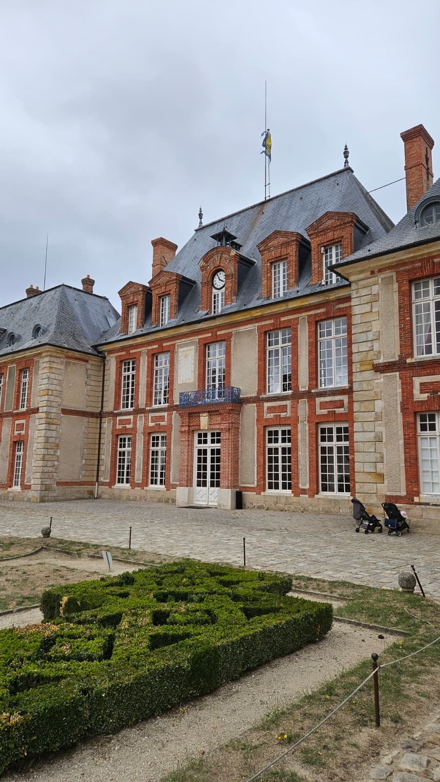 Pavillon central et parterres du Château de Breteuil pendant les Journées européennes du patrimoine