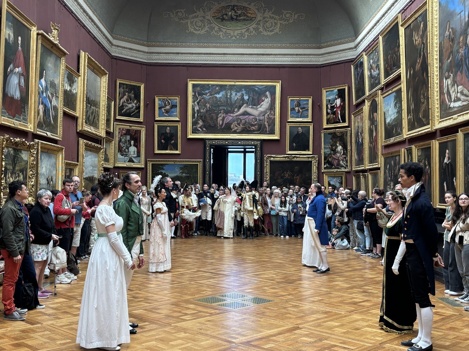 Danseuses et danseurs en costumes Premier Empire devant le public dans la galerie des portraits du château de Chantilly