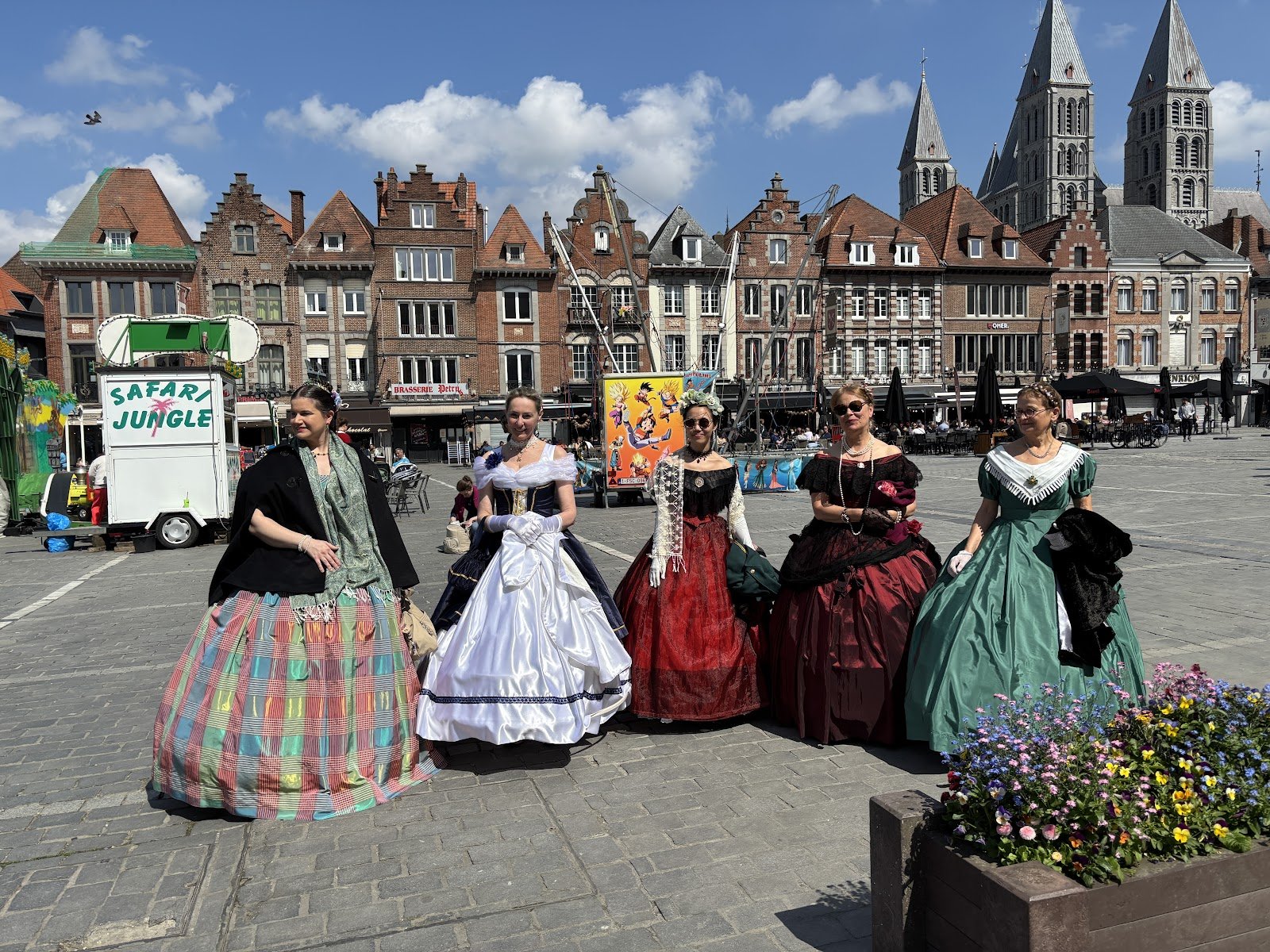 Participantes en robes à crinoline sur la Grand-Place de Tournai — Senso 1866, 26 avril 2025