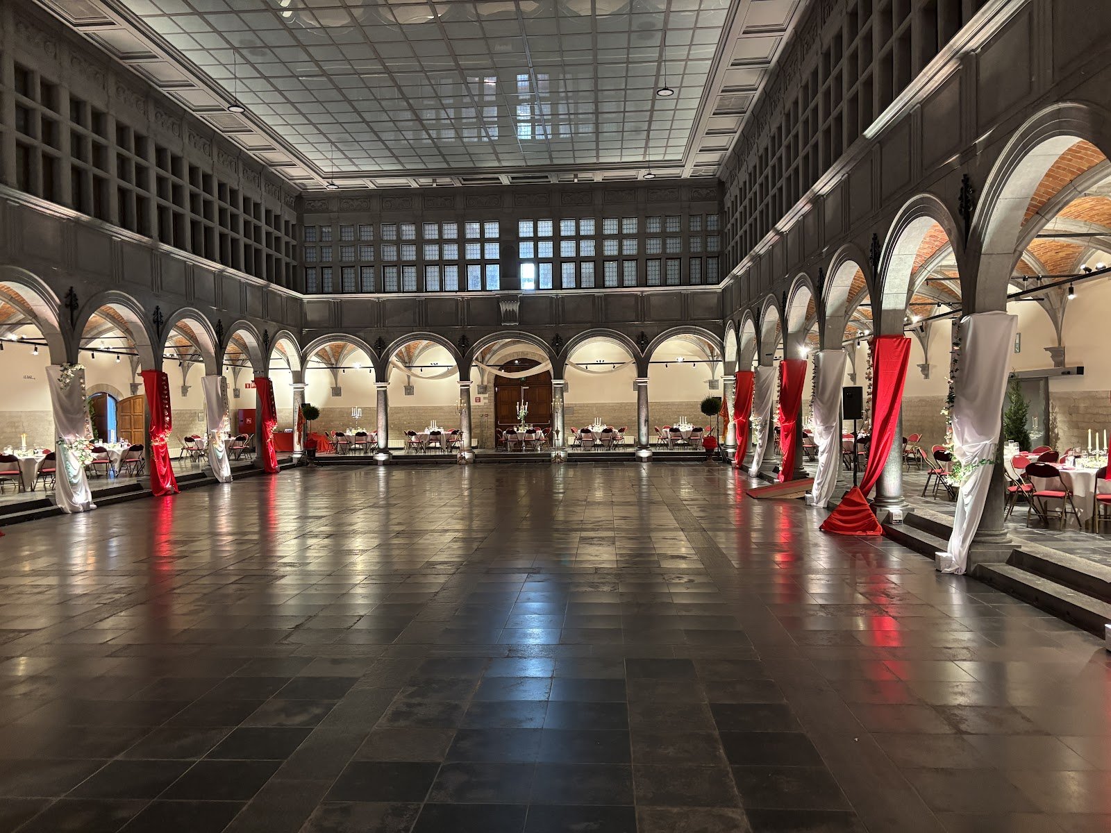 La salle de bal et ses arcades à la Halle aux Draps de Tournai — Senso 1866, 26 avril 2025