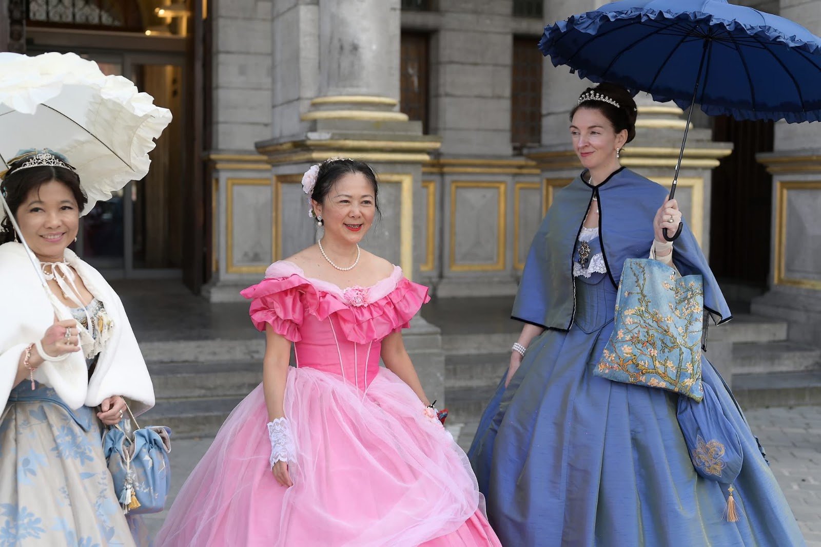 Trois participantes en robes à crinoline avec leurs ombrelles — Senso 1866, 26 avril 2025