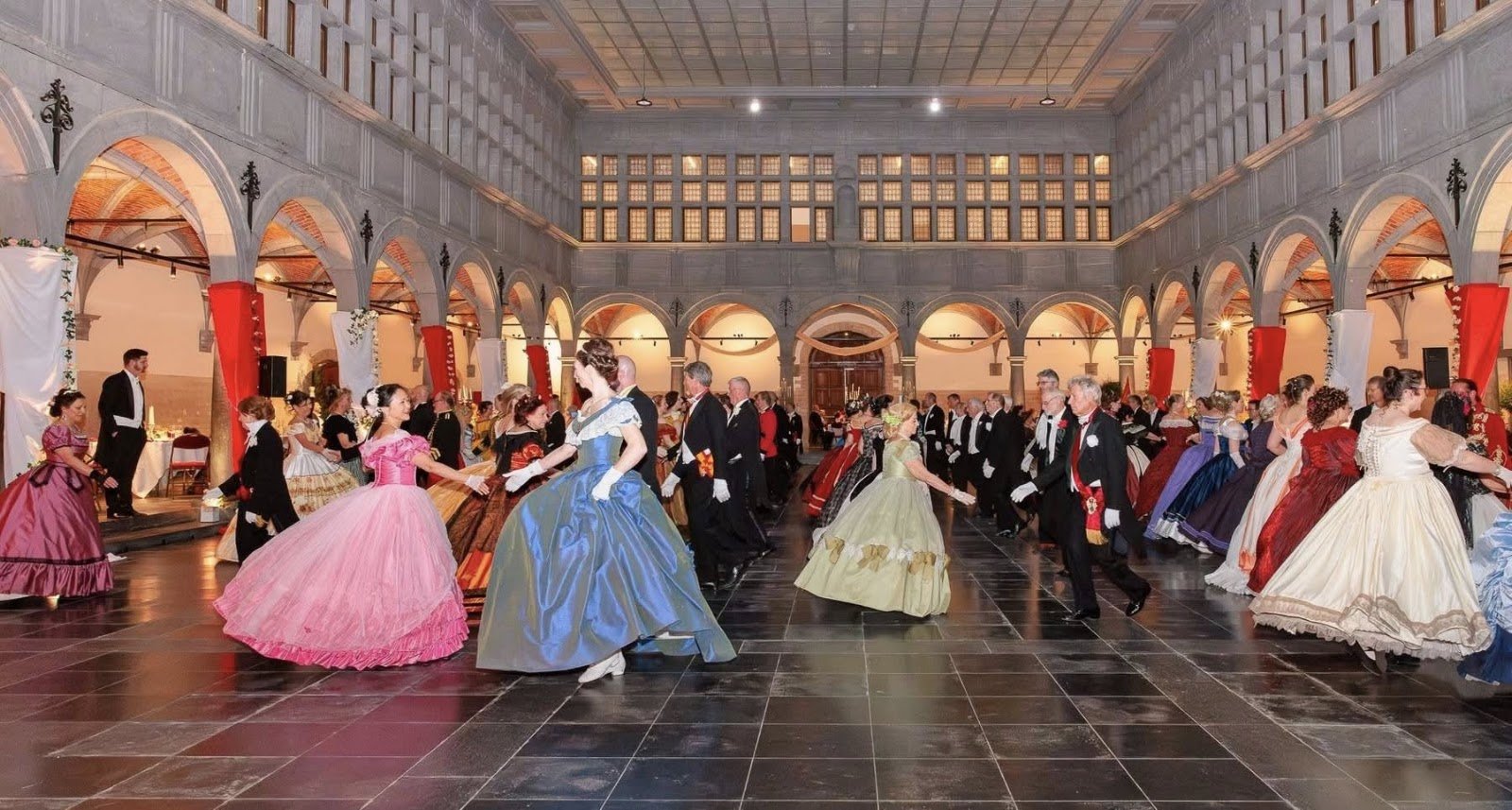 Danseurs en costumes historiques alignés dans la grande salle du bal — Senso 1866, 26 avril 2025