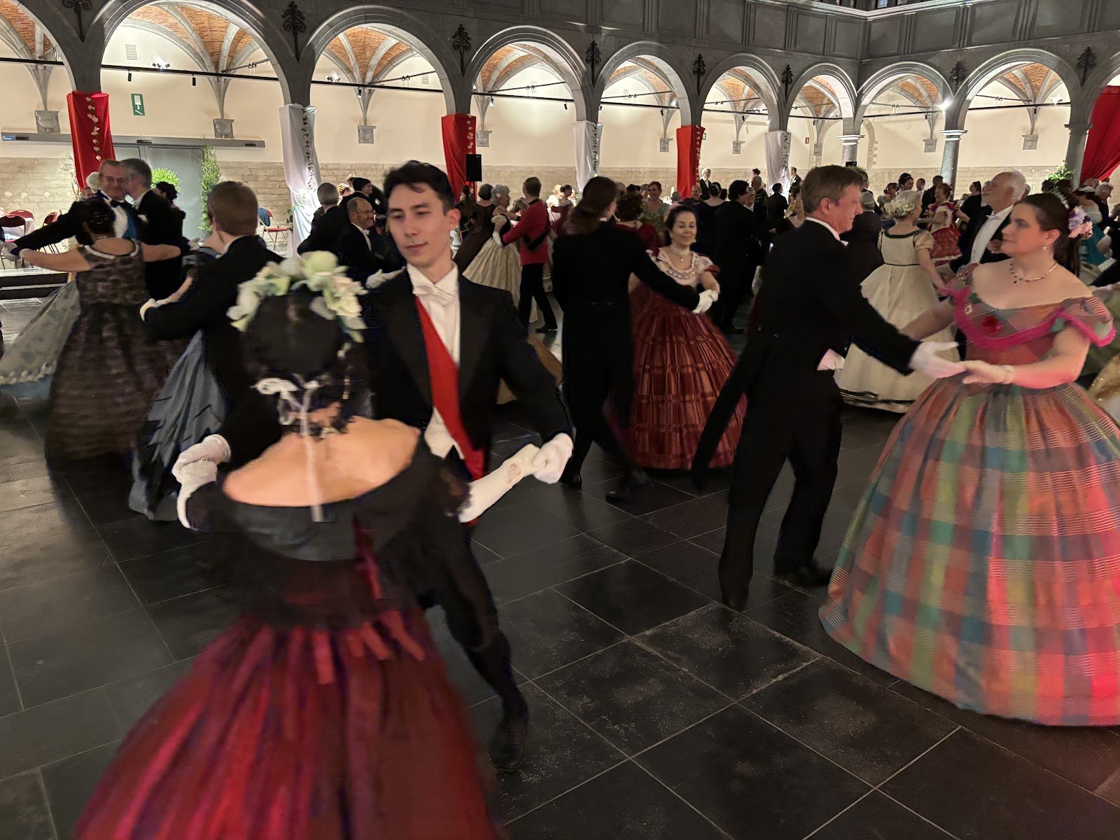Couples en costumes historiques dansant sous les arcades — Senso 1866, 26 avril 2025