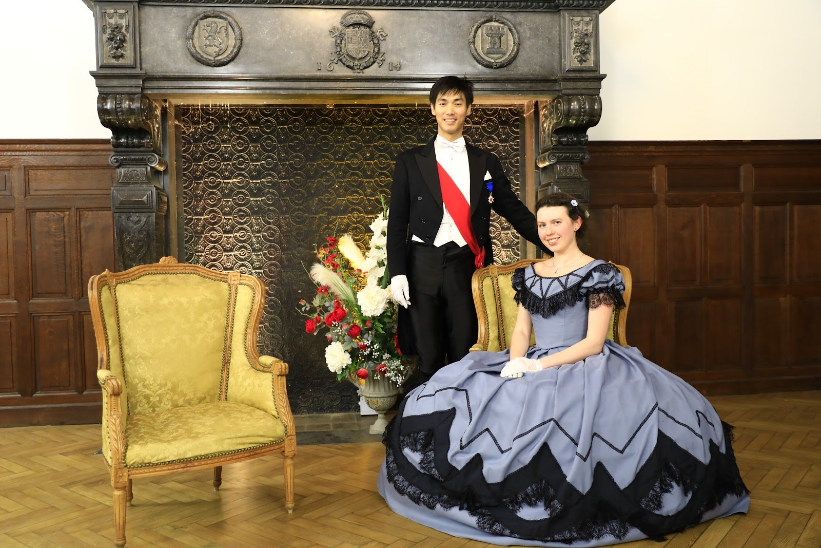 Deux participants en costumes historiques posant devant une cheminée — Senso 1866, 26 avril 2025