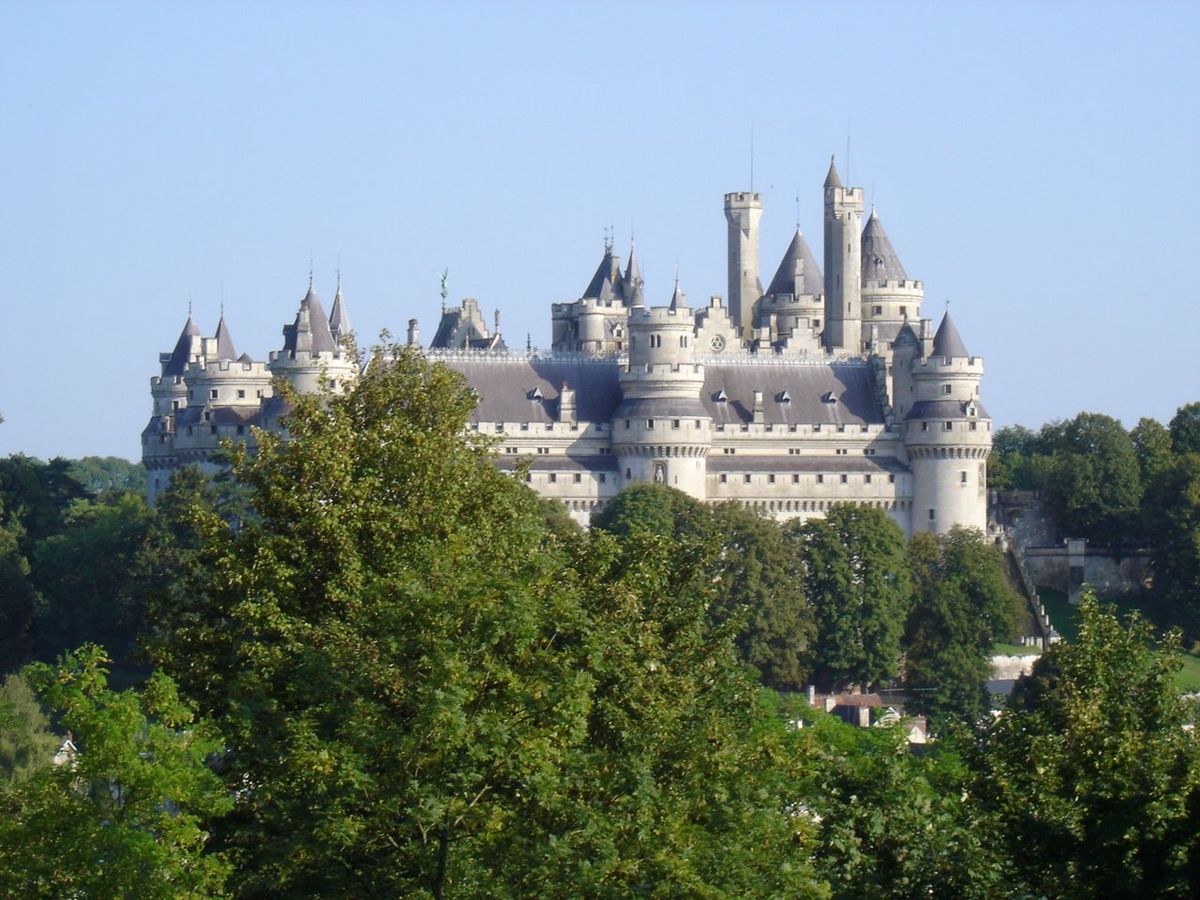 Les tours du château de Pierrefonds au-dessus des arbres