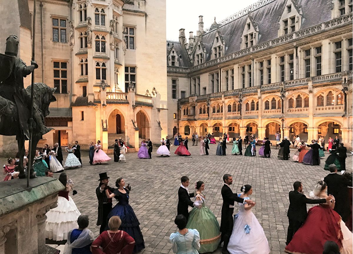 Promenade en costumes dans le parc du château de Pierrefonds