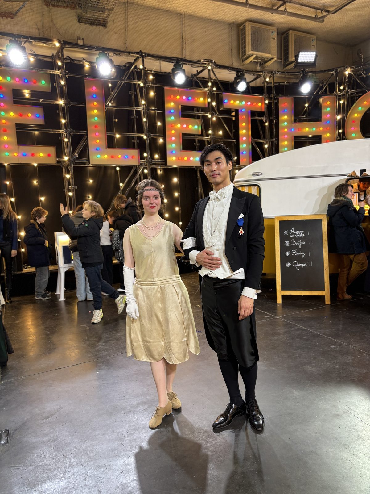 Participants en costumes historiques aux Studios du Lendit pour le Téléthon 2024
