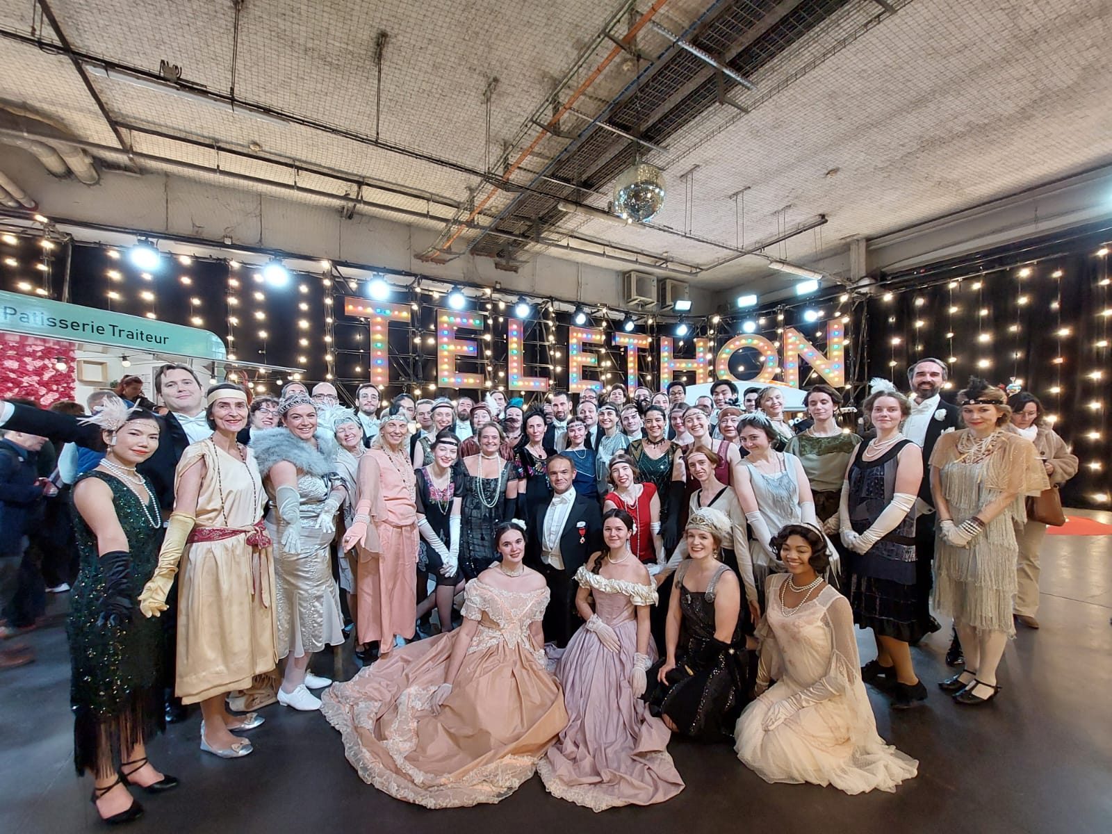 Participants en costumes historiques aux Studios du Lendit pour le Téléthon 2024