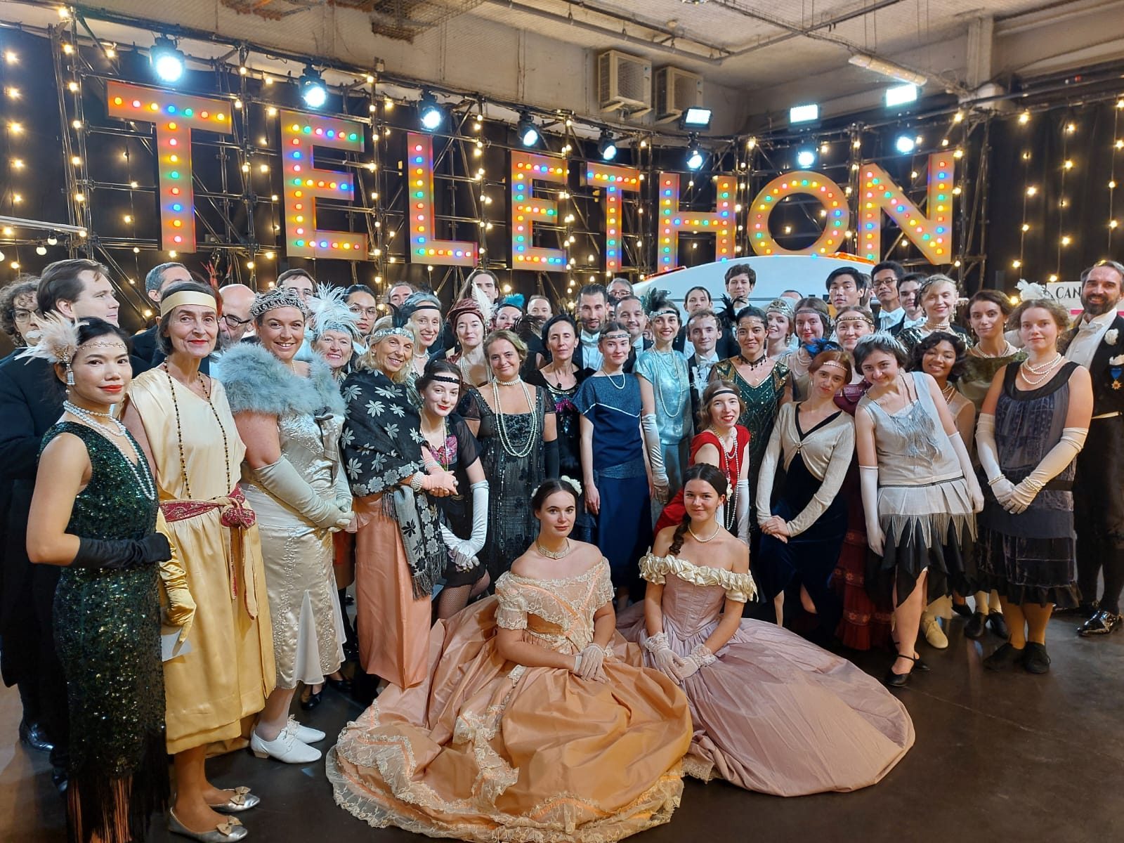 Participants en costumes historiques aux Studios du Lendit pour le Téléthon 2024