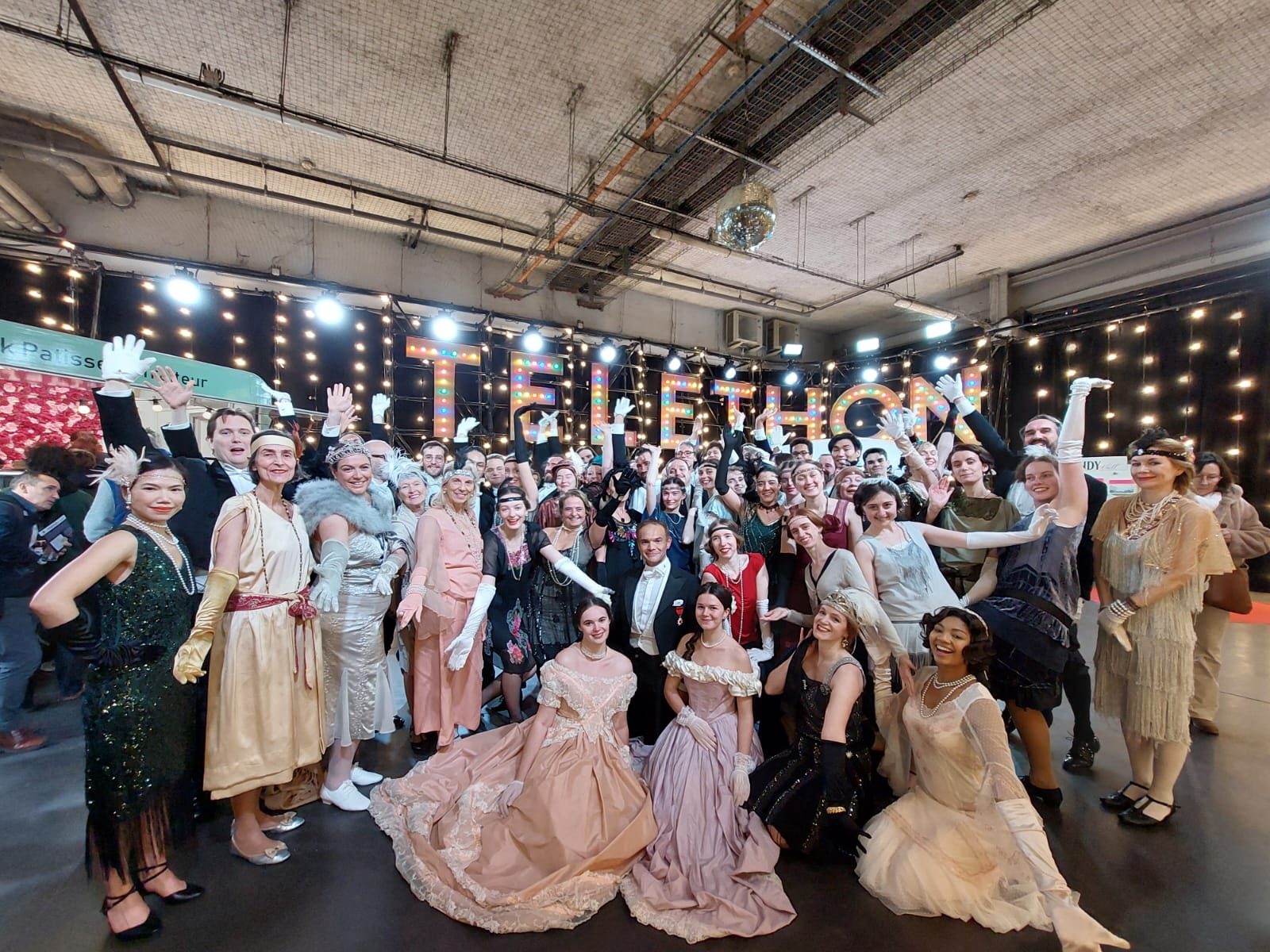 Participants en costumes historiques aux Studios du Lendit pour le Téléthon 2024