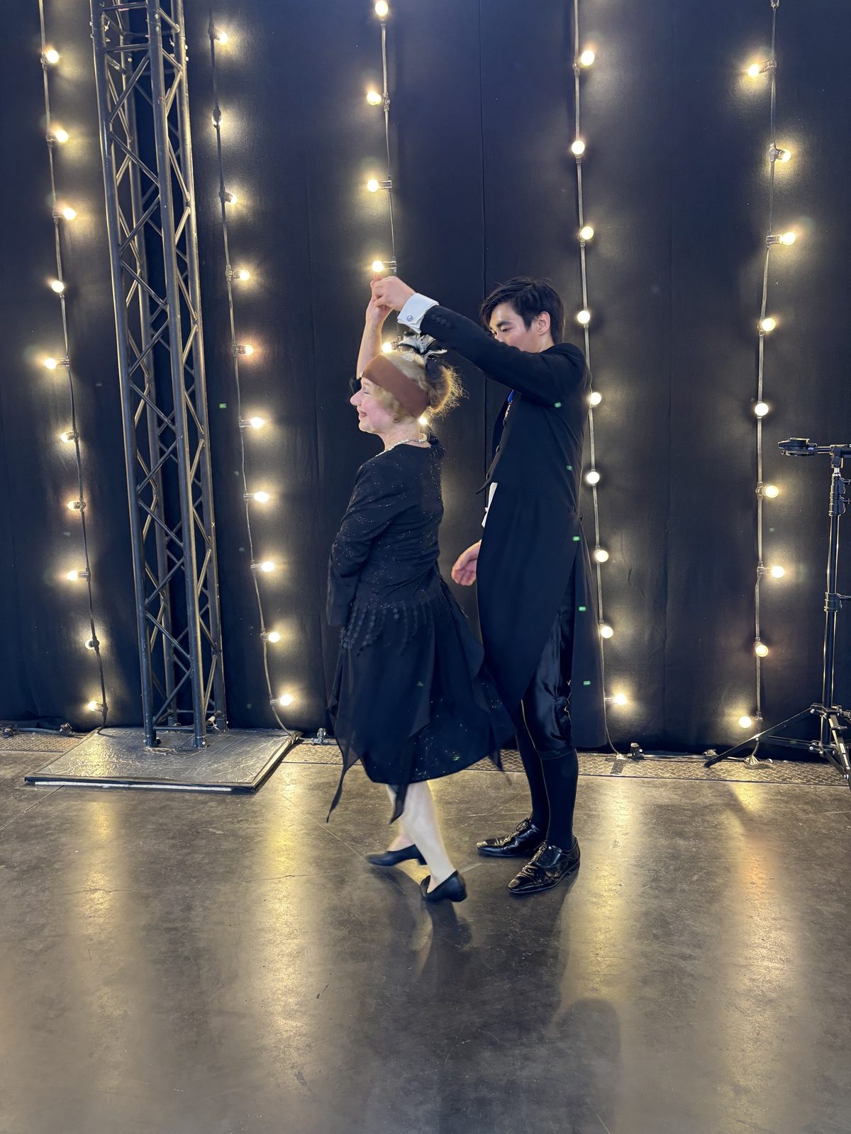 Participants en costumes historiques aux Studios du Lendit pour le Téléthon 2024