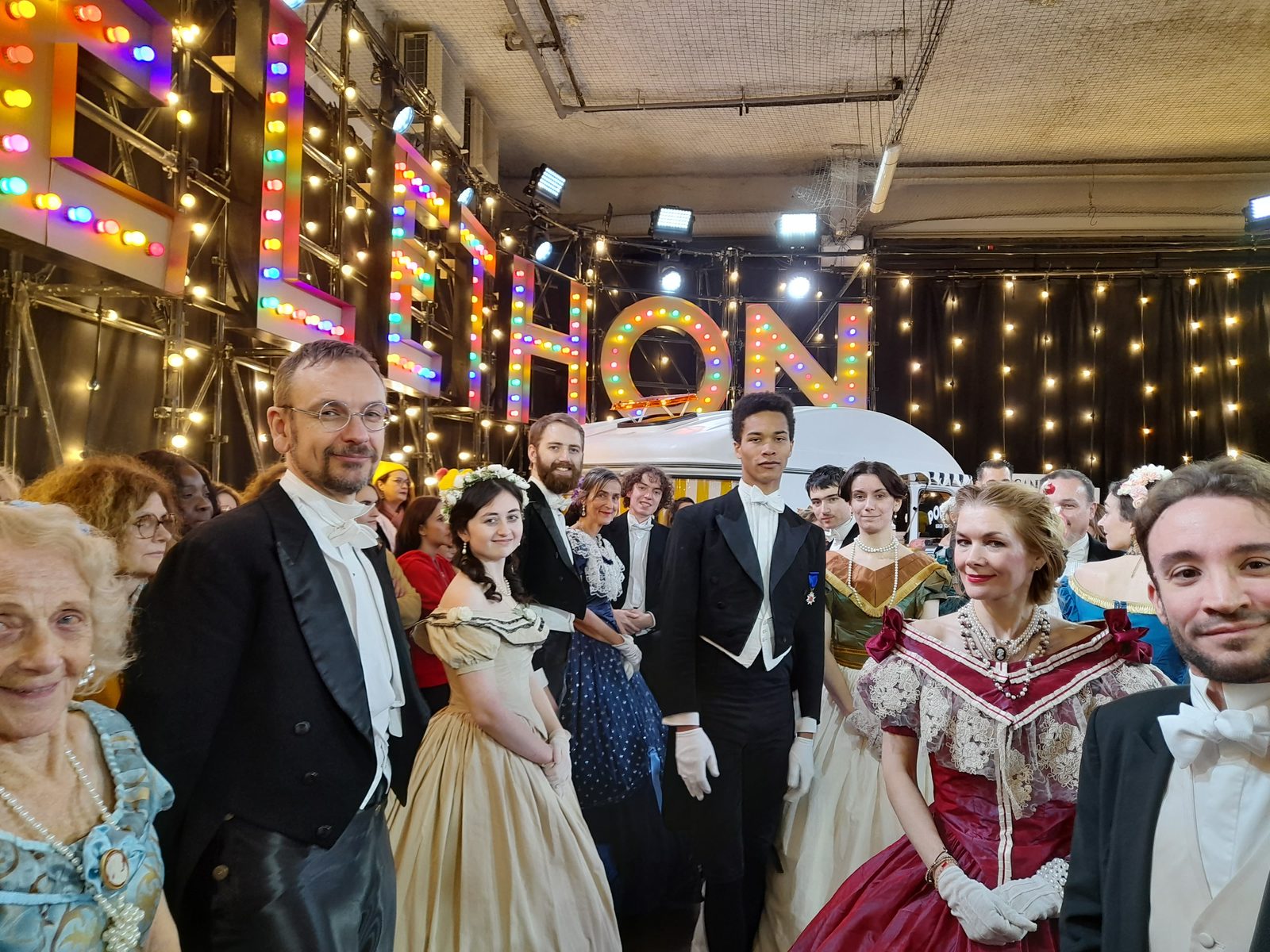 Participants en costumes historiques aux Studios du Lendit pour le Téléthon 2024