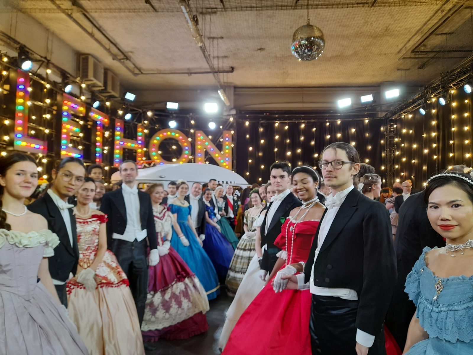 Participants en costumes historiques aux Studios du Lendit pour le Téléthon 2024