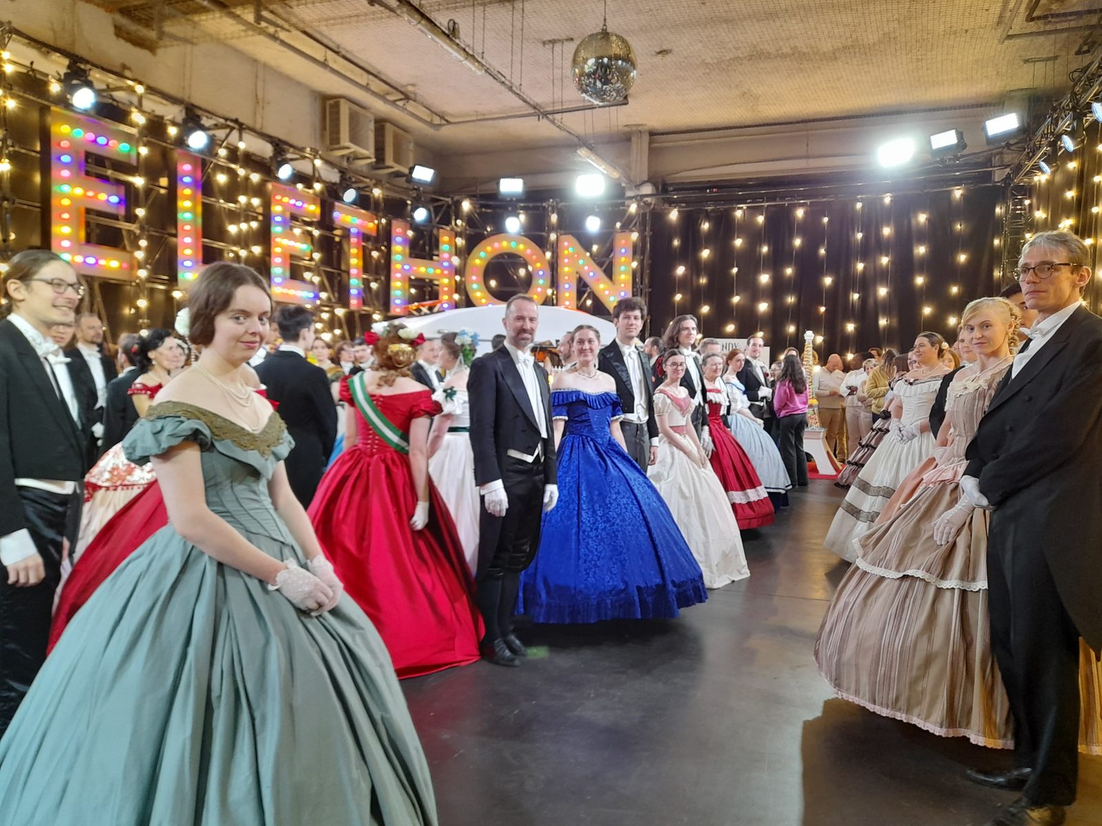 Participants en costumes historiques aux Studios du Lendit pour le Téléthon 2024