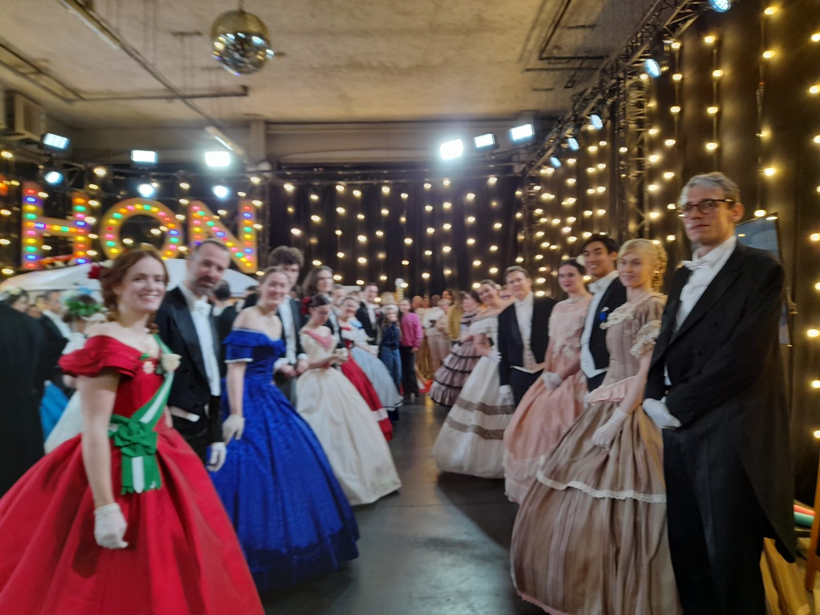 Participants en costumes historiques aux Studios du Lendit pour le Téléthon 2024